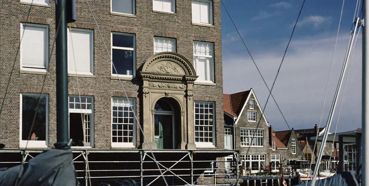 Monumentaal achttiende-eeuws pand aan een Zeeuwse havenkade, deels in de steiger voor restauratie